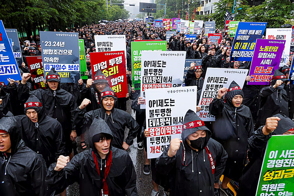 NSEU union members in a rally outside of Samsung Headquarters